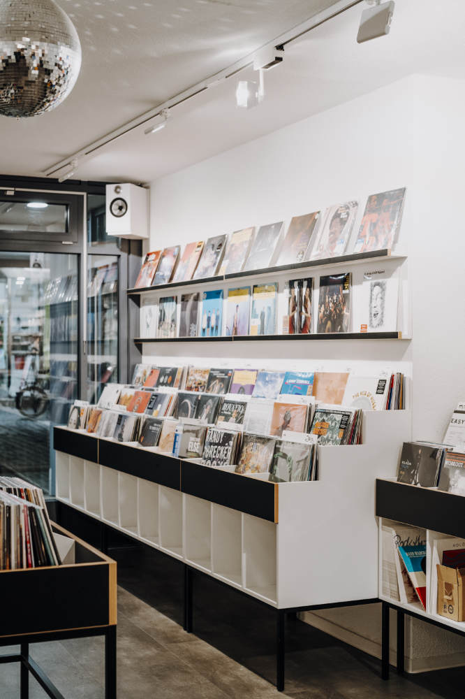 Bild zeigt die Räumlichkeiten und Regale mit Platten