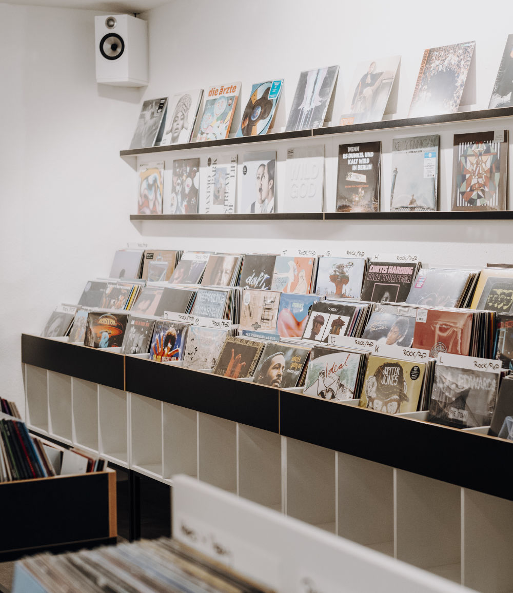 Bild zeigt Plattenregale im Geschäft